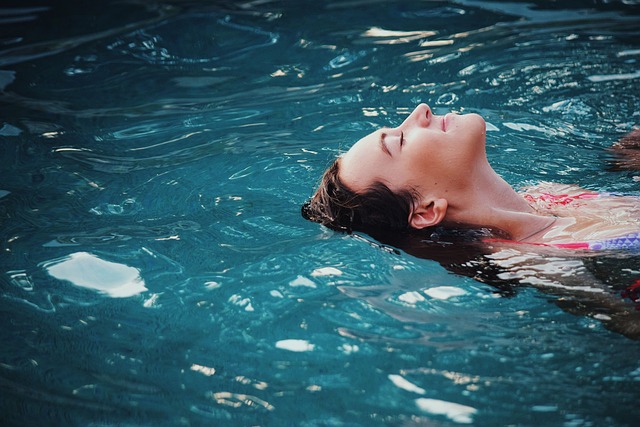 vrouw in het water zwemmen voor beginners